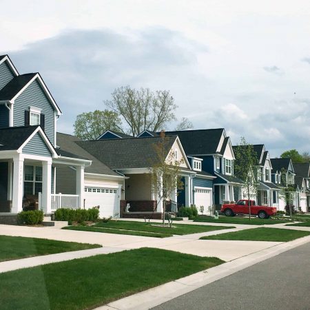 row-of-neighborhood-houses-in-the-suburbs-6S9LG4C